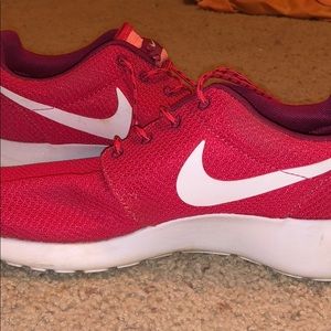 Nike woman’s tennis shoe